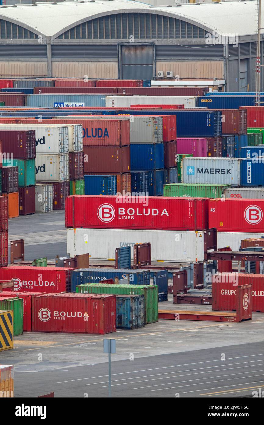 Port de Barcelone travaillant avec des cargaisons conteneurisées dans des conteneurs Banque D'Images