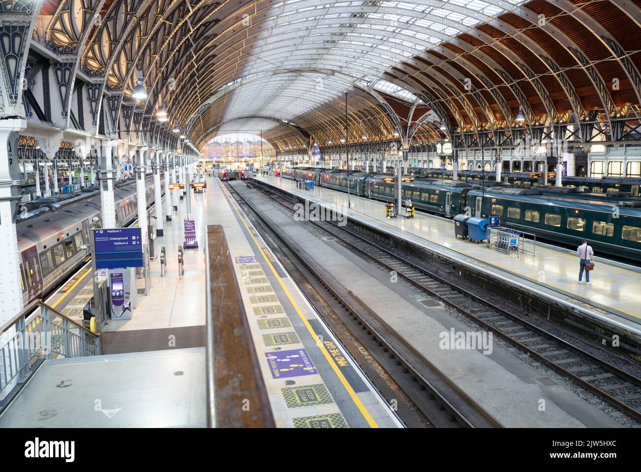 Les passagers se précipitent pour rentrer à la gare de Paddington après une journée de travail à Londres pendant la grève des trains RMT Angleterre Royaume-Uni Banque D'Images