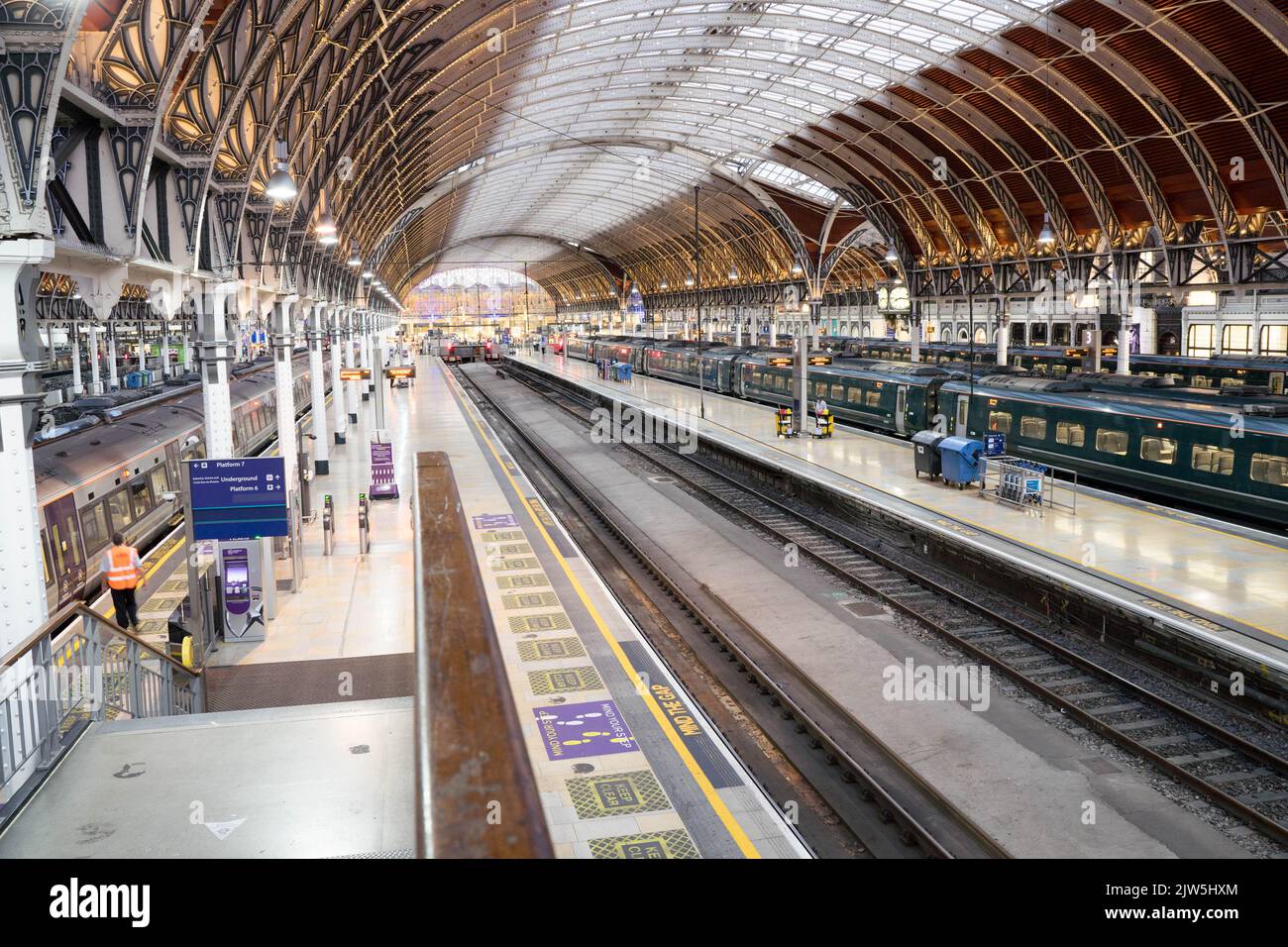 Les passagers se précipitent pour rentrer à la gare de Paddington après une journée de travail à Londres pendant la grève des trains RMT Angleterre Royaume-Uni Banque D'Images