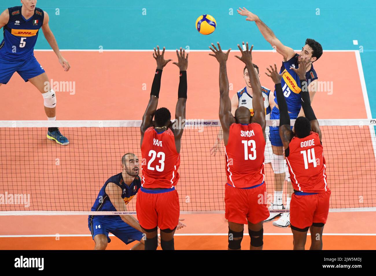 Daniele Lavia (Italie) ; Marlon Yant, Robertlandy Simon, Adrian Goide (Cuba). Championnat du monde de volleyball 2022. Banque D'Images