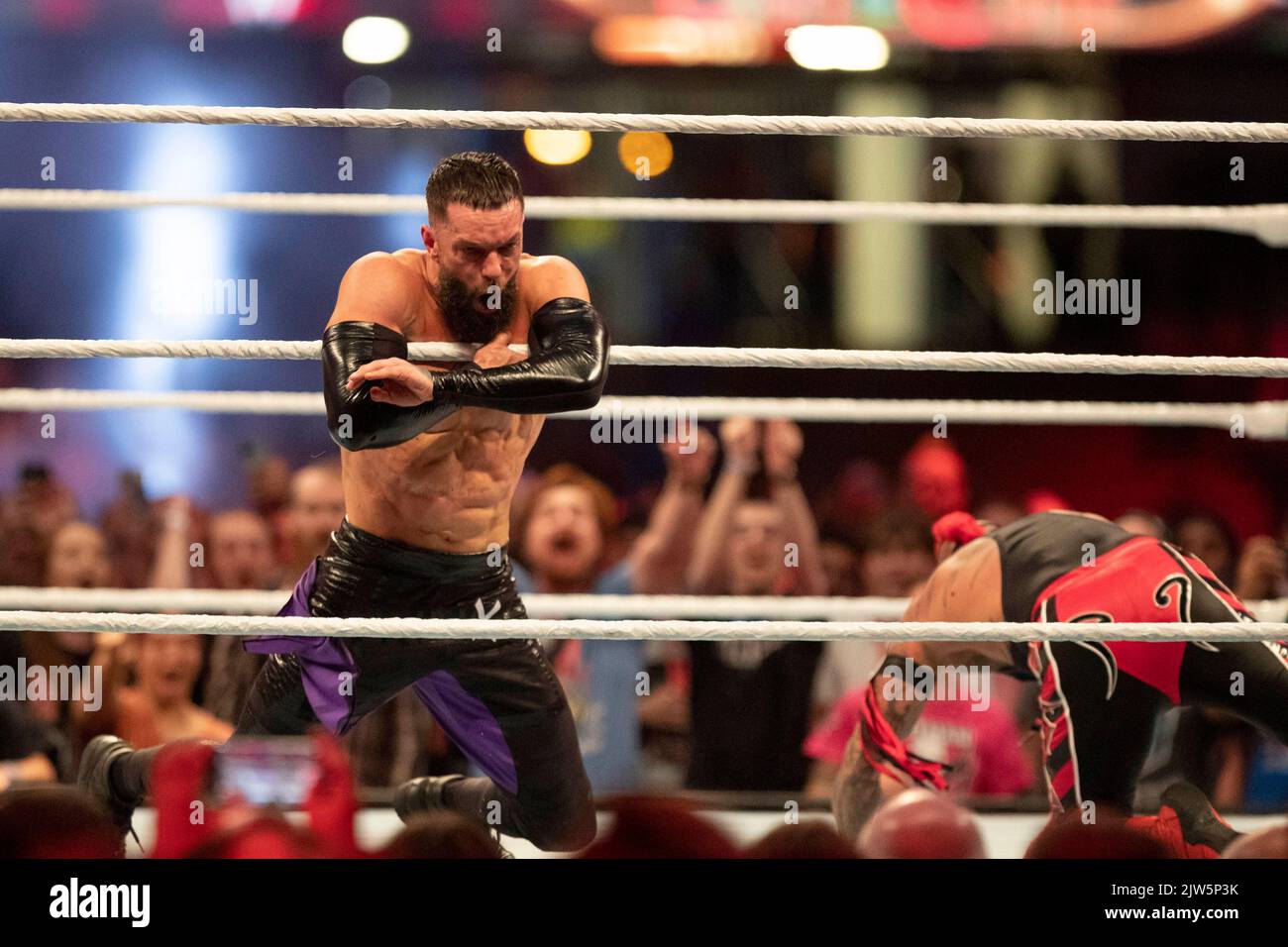 Cardiff, pays de Galles, Royaume-Uni. 3rd septembre 2022. Edge & Rey Mysterio vs. Finn Bálor & Damian Priest lors de l'événement de lutte « Clash at the Castle » de la WWE au stade de la Principauté de Cardiff. Crédit : Mark Hawkins/Alay Live News Banque D'Images