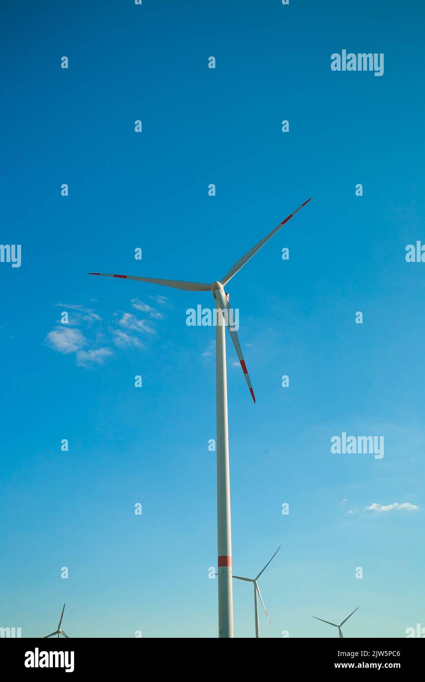 Générateur de vent sur fond bleu ciel.source d'énergie naturelle alternative. Prix de l'énergie éolienne. Coût de l'énergie renouvelable.énergie renouvelable éolienne. Banque D'Images