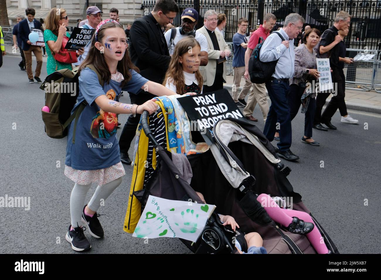 Londres, Royaume-Uni, 3rd septembre 2022. Des groupes chrétiens pro-vie et des chefs religieux dont des évêques, ont pris part à une marche annuelle à travers Westminster jusqu'à la place du Parlement, "pour protéger les droits de l'enfant à naître" croyant que la vie commence à partir de la conception. Cette année, le groupe a marqué 10 millions d'avortements effectués au Royaume-Uni depuis l'adoption de la loi de 1967 sur l'avortement. Crédit : onzième heure Photographie/Alamy Live News Banque D'Images