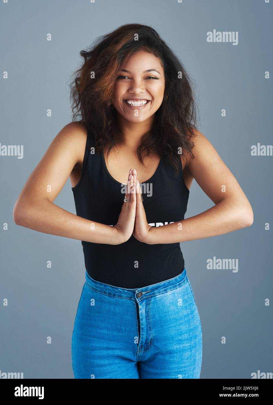 Insouciant et confiant. Portrait d'une jeune femme attrayante posant sur un fond gris. Banque D'Images
