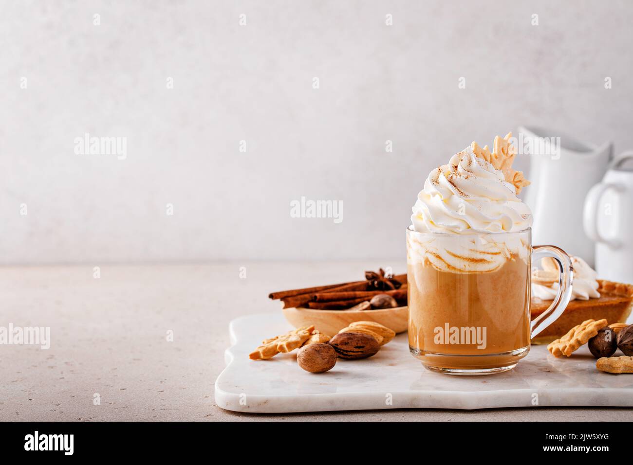 Latte aux épices à la citrouille recouverte de crème fouettée et de cannelle Banque D'Images