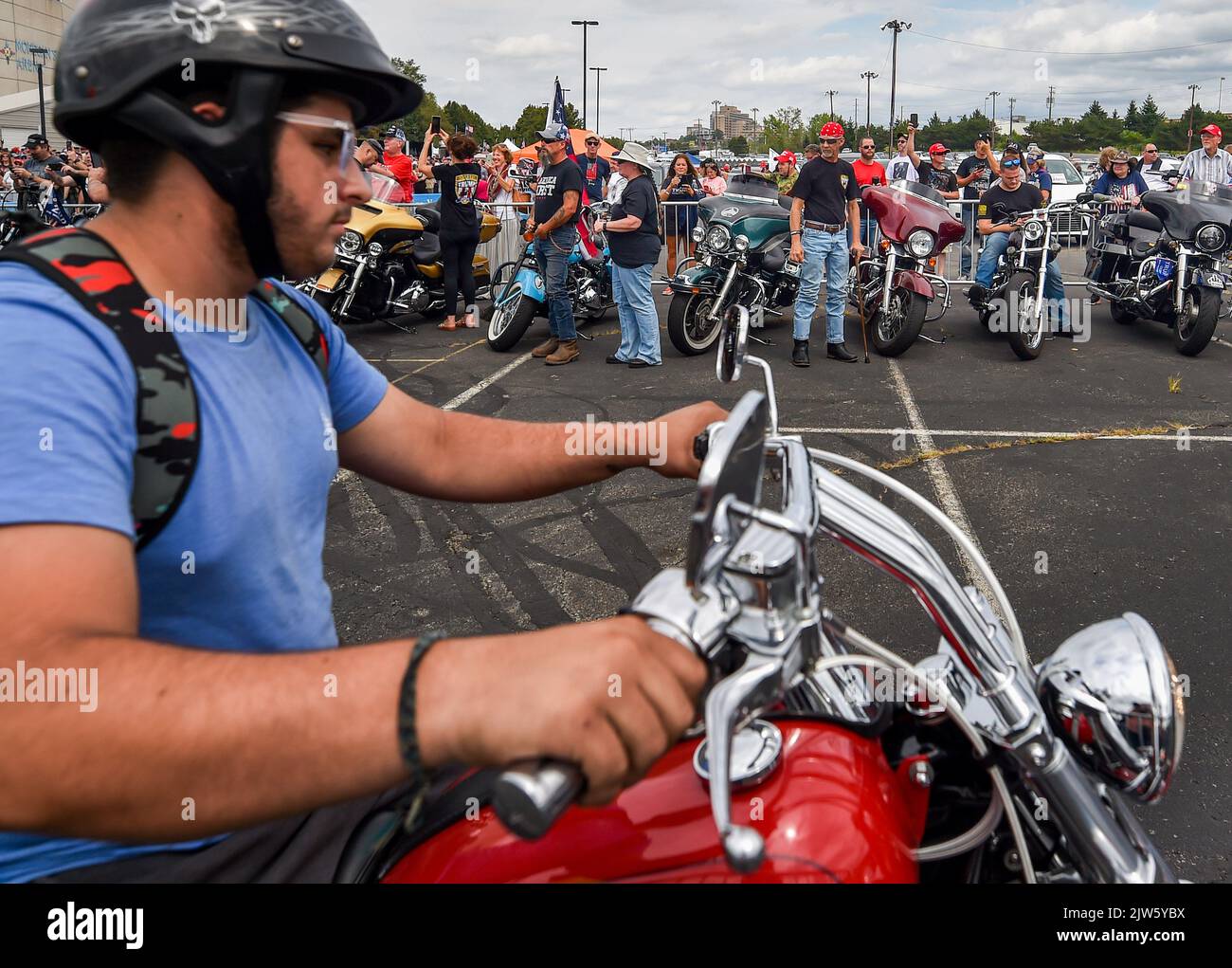 Wilkes barre Township, États-Unis. 03rd septembre 2022. Les motards de Trump arrivent au rassemblement de Trump. L’ancien président Donald Trump a organisé un rassemblement dans le canton de Wilkes-barre-barre, auquel ont assisté environ 10 000 personnes. Une grande partie du parking était une ligne de personnes attendant de pénétrer à l’intérieur. (Photo par Aimee Dilger/SOPA Images/Sipa USA) crédit: SIPA USA/Alay Live News Banque D'Images