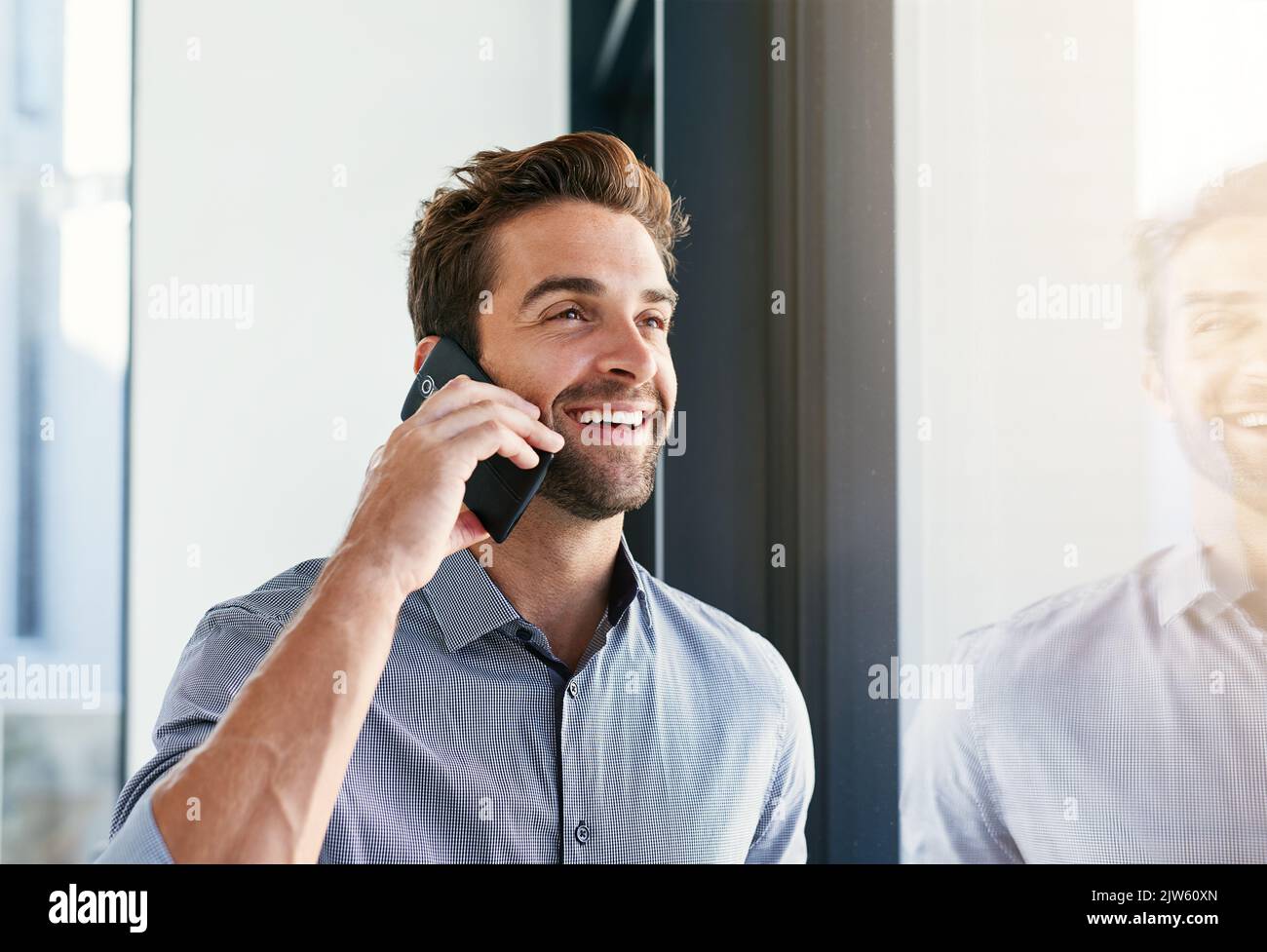 Je ne refuse jamais un bon appel d'affaires, un beau homme d'affaires parlant au téléphone. Banque D'Images
