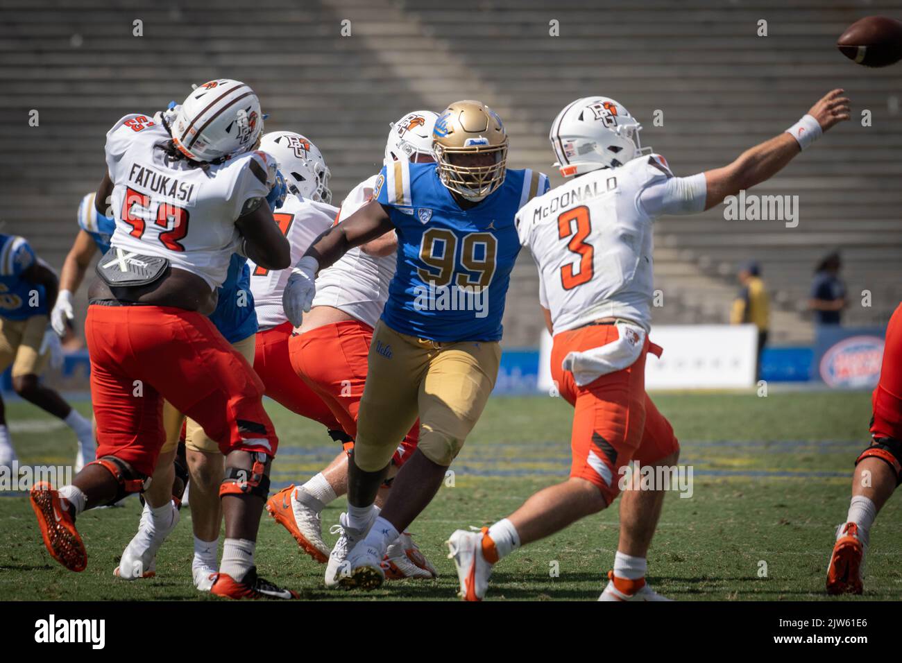 Jacob Sykes (99), joueur de ligne défensive des Bruins de l'UCLA, se précipite lors d'un match de football de la NCAA contre les Bowling Green Falcons. Les Bruins ont battu les Falcons 45-17 le samedi 3 septembre 2022 à Pasadena, Calif (Ed Ruvalcaba/image of Sport) Banque D'Images