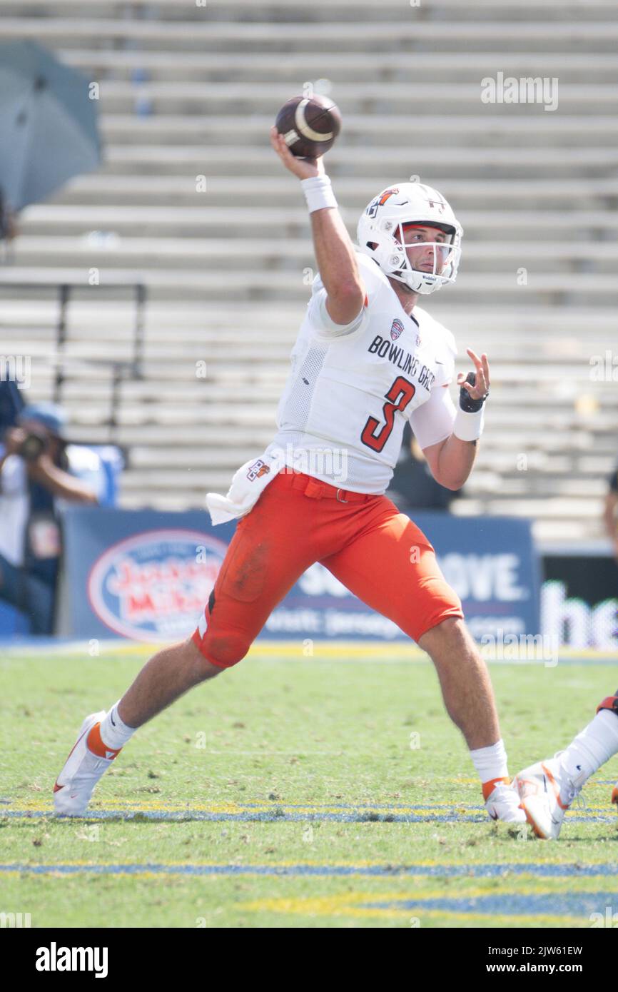 Le quarterback Matt McDonald (3) des Green Falcons lance une passe lors d'un match de football de la NCAA contre les Bruins de l'UCLA. Les Bruins ont battu les Falcons 45-17 le samedi 3 septembre 2022 à Pasadena, Calif (Ed Ruvalcaba/image of Sport) Banque D'Images