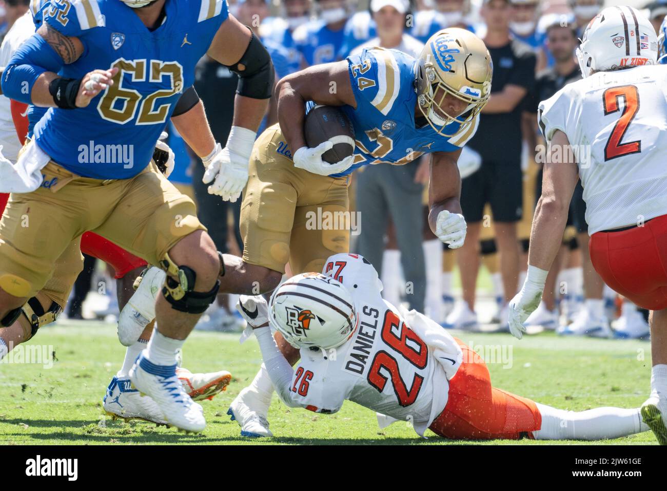 UCLA Bruins Running Back Zach Charbonnet (24 ans) court le ballon lors d'un match de football NCAA contre les Bowling Green Falcons. Les Bruins ont battu les Falcons 45-17 le samedi 3 septembre 2022 à Pasadena, Calif (Ed Ruvalcaba/image of Sport) Banque D'Images