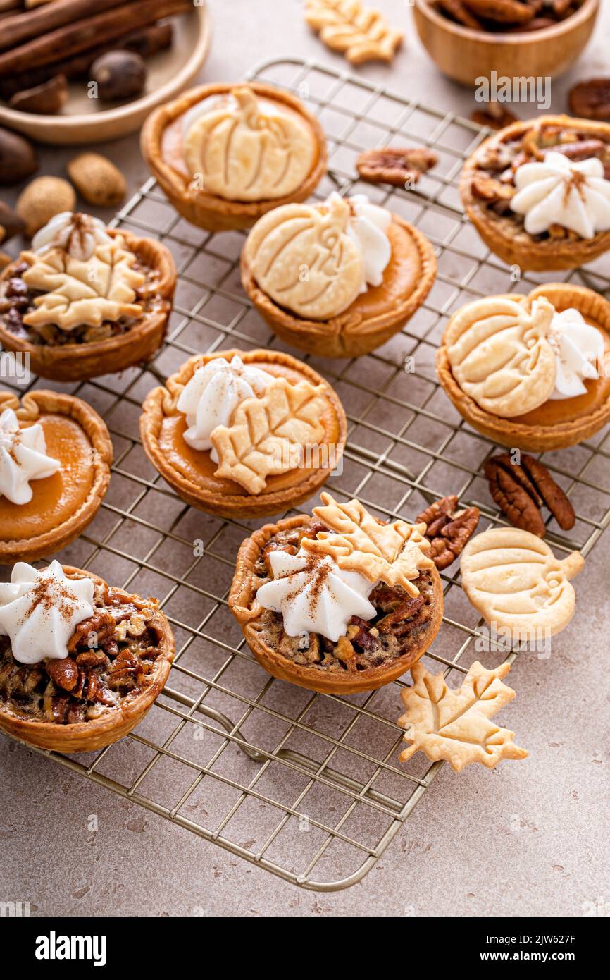 Mini-chaussons de citrouille et de noix de pécan cuits dans un moule à muffins Banque D'Images