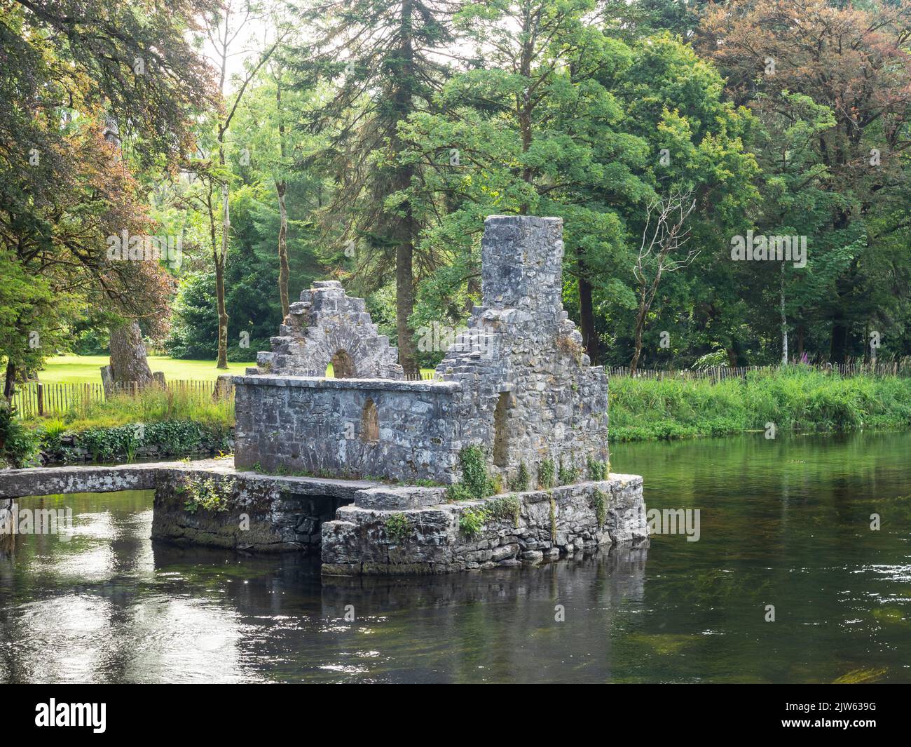 L’ingénieuse Maison de pêche de Monk se trouve sur les anciens terrains de l’abbaye de Cong, dans le comté de Mayo, en Irlande. Banque D'Images