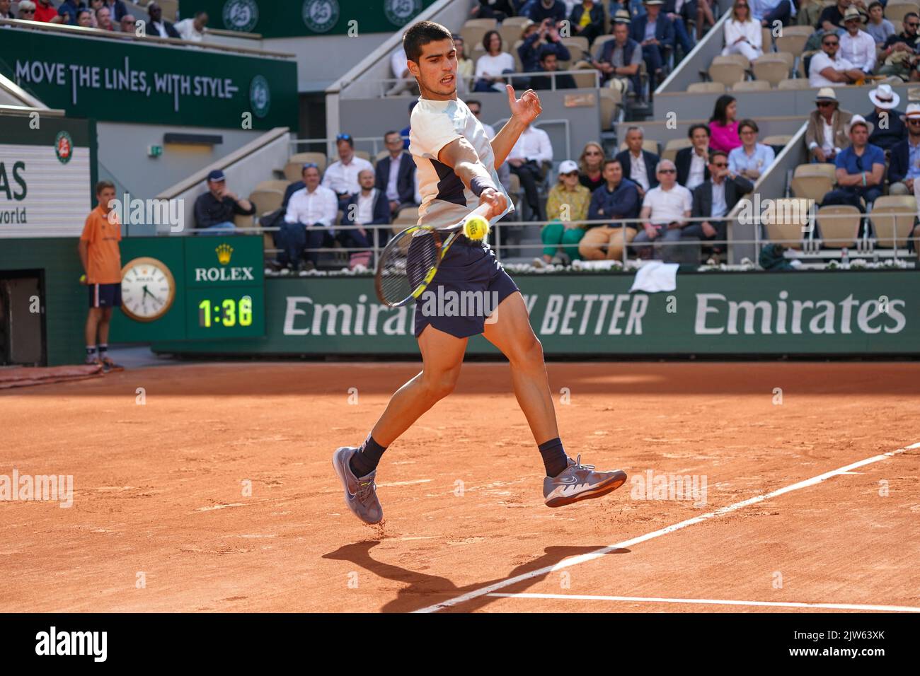 Le joueur de tennis professionnel Carlos Alcaraz d'Espagne en action lors de son quart de finale contre Alexander Zverev d'Allemagne au 2022 Roland Garros Banque D'Images