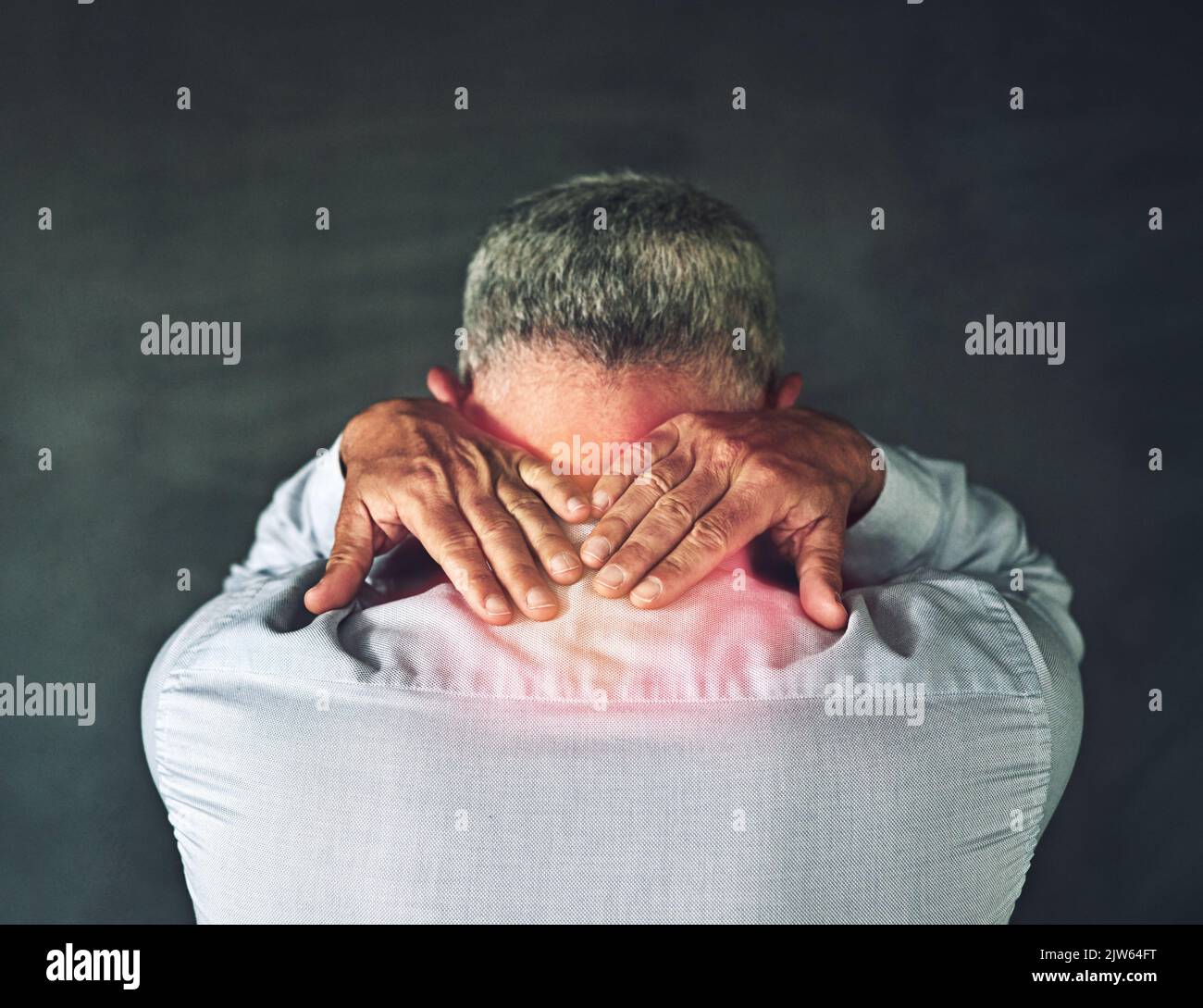 Sensations douloureuses. Photo en studio d'un homme mûr souffrant d'une douleur au cou sur fond noir. Banque D'Images