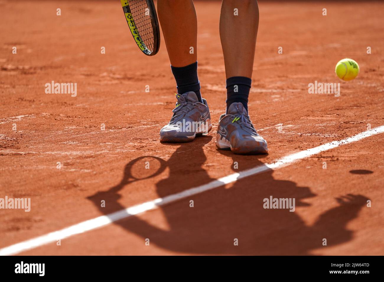 Le joueur de tennis professionnel Carlos Alcaraz d'Espagne porte des  chaussures de tennis Nike lors de son quart de finale contre Alexander  Zverev à Roland Garros Photo Stock - Alamy