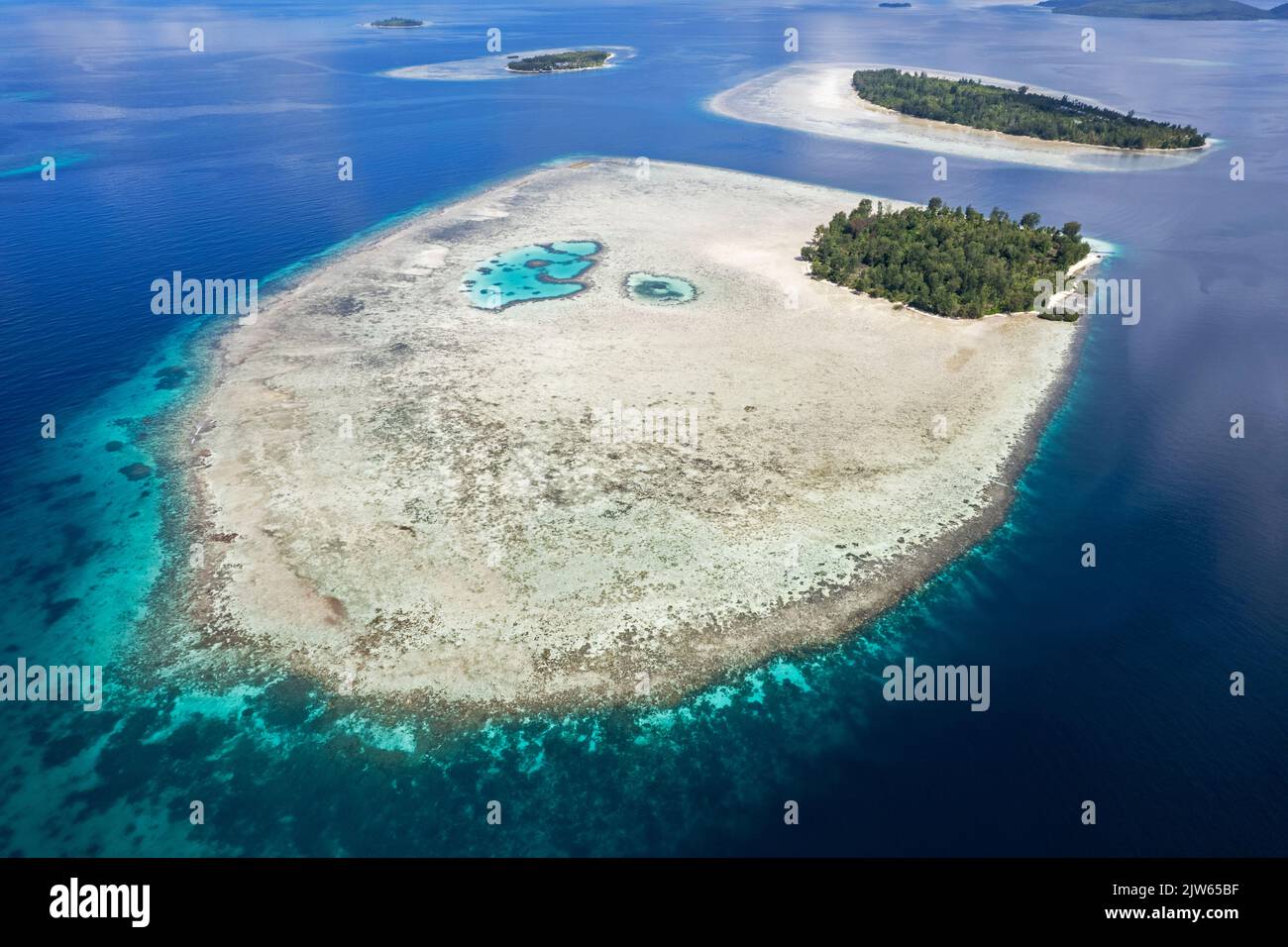 Vue aérienne une petite île de corail, Raja Ampat Indonésie. Banque D'Images