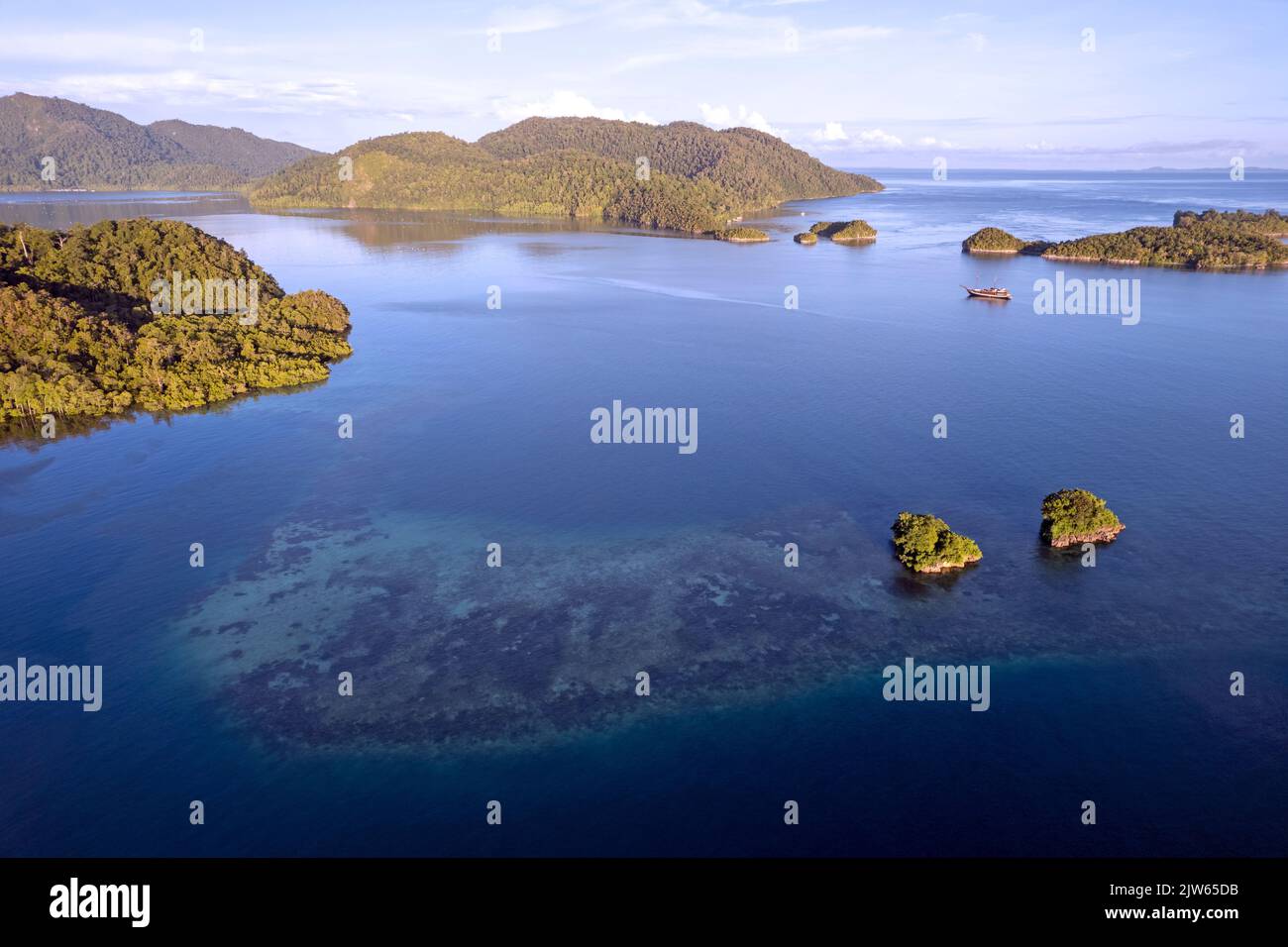 Vue aérienne de l'île de Batanta, Raja Ampat Indonésie. Banque D'Images