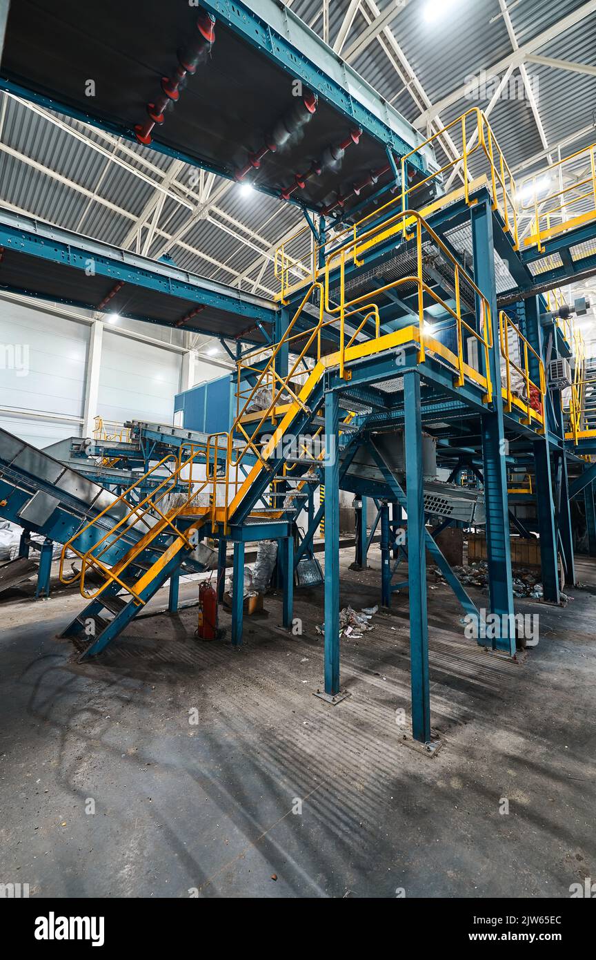 Grande usine de convoyeurs pour le tri et le traitement des déchets ménagers. Banque D'Images