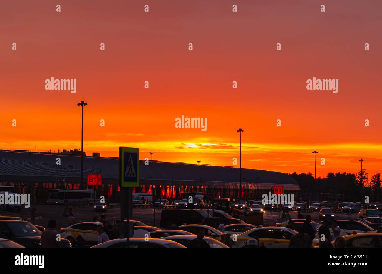 Magnifique coucher de soleil au-dessus de l'aéroport de Domodedovo. Ciel éclatant de couleurs or et orange pendant le coucher du soleil. Paysage de ski pittoresque au coucher du soleil, paysage urbain. Beauté Banque D'Images