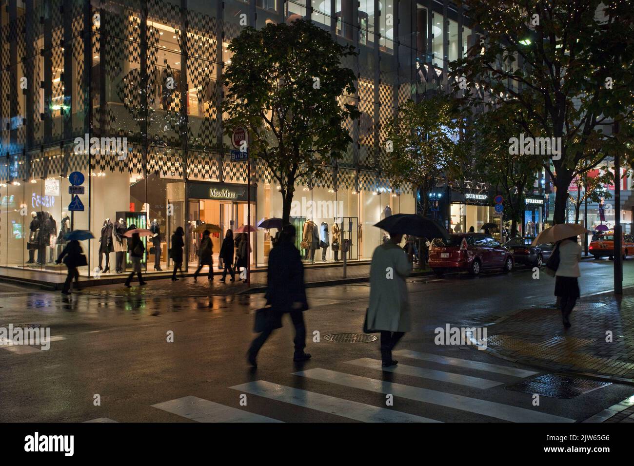 Piétons pluie soirées Ginza Tokyo Japon Banque D'Images