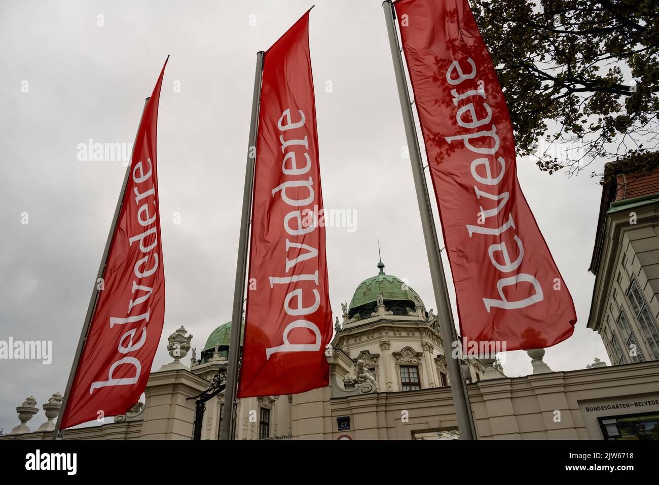 Vienne, Autriche - 6 août 2022 : drapeaux du musée du Belvédère avec logo Banque D'Images