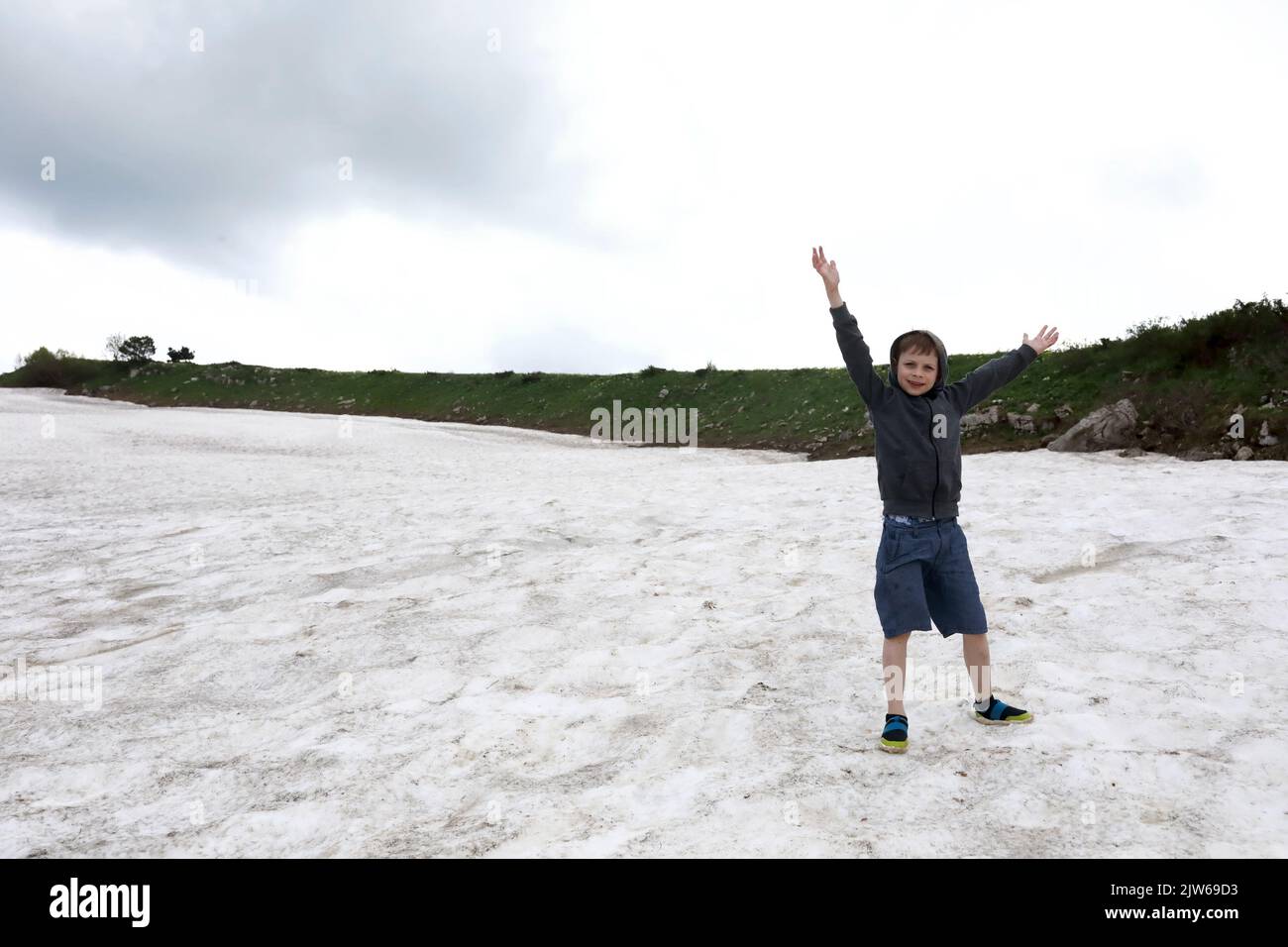Enfant jouant sur le terrain de neige du plateau Lago-Naki, dans le Caucase de l'Ouest Banque D'Images