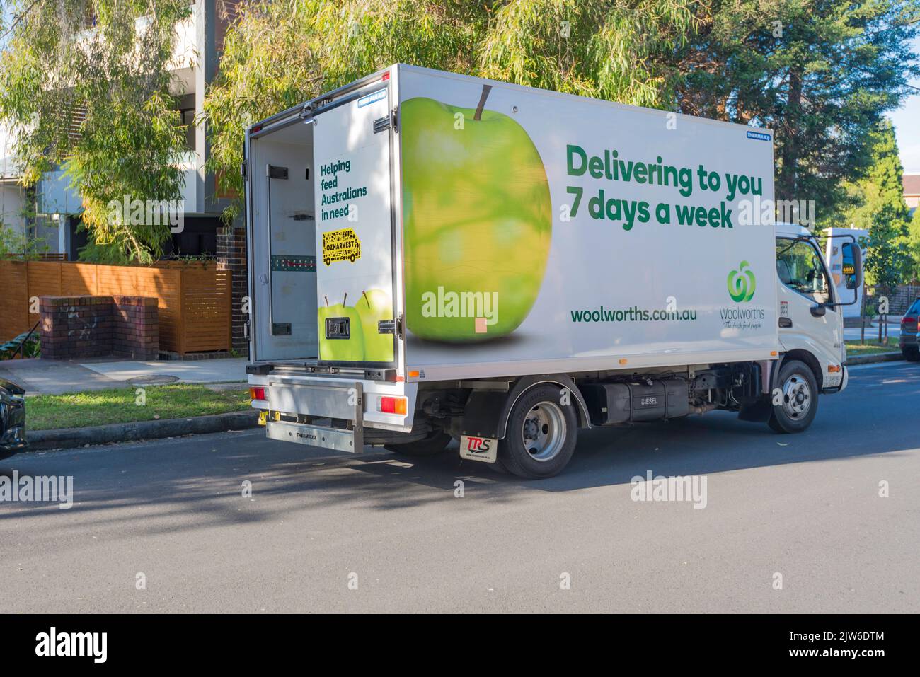Un camion de livraison d'épicerie Woolworths stationné dans une rue de banlieue de Sydney, Nouvelle-Galles du Sud, Australie Banque D'Images