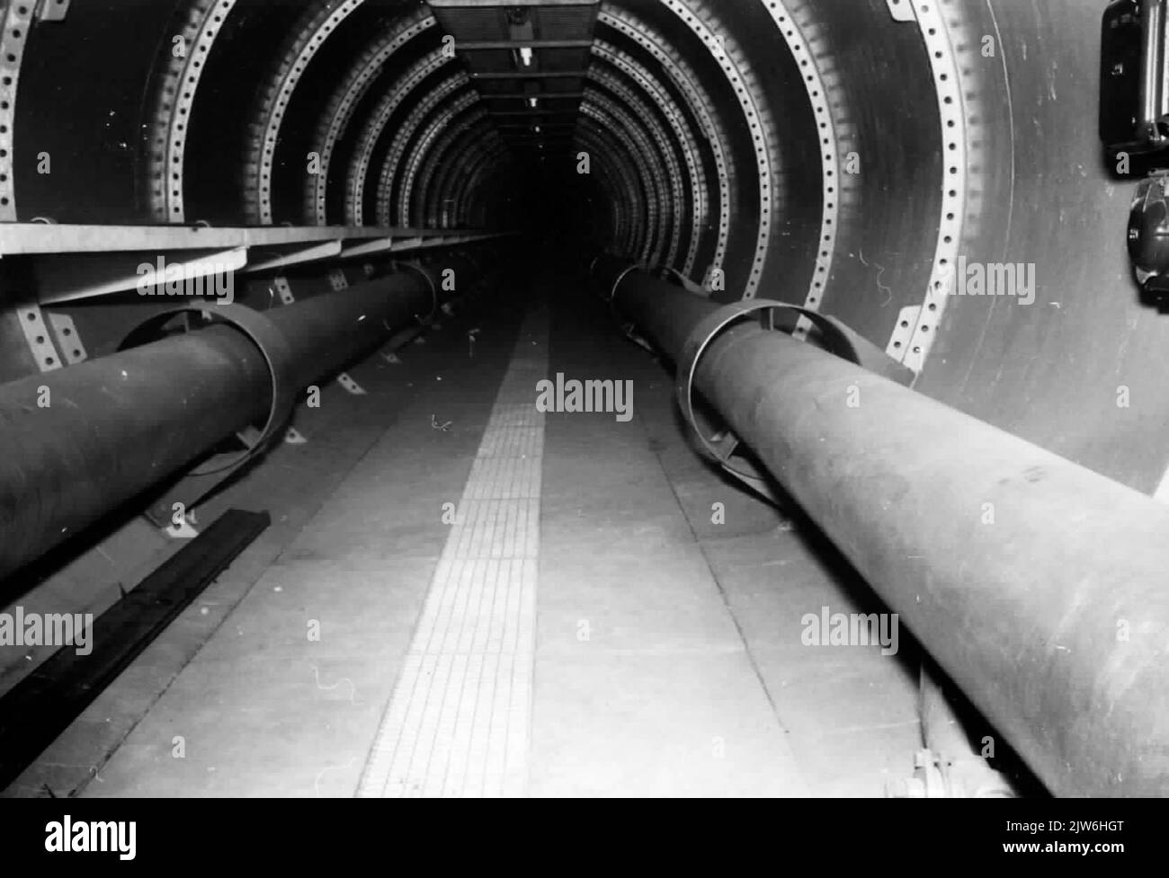 Vue sur un tunnel de cent quarante mètres de long sous le bâtiment du provincial et de la municipalité d'Utrecht Streamleveringsbedrijf (Pegus; Atoomweg 9) à Utrecht, qui forme la liaison entre le Merwedekanaal central et la nouvelle usine sur le Lage Weide; le tunnel s'étend sous le canal Amsterdam-Rhin. Banque D'Images