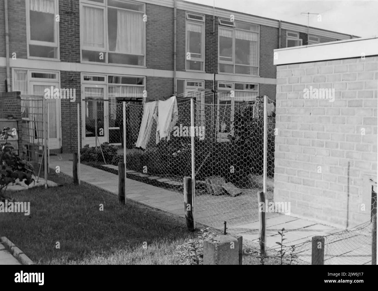 Vue sur la clôture du jardin avec une partie de l'arrière de la maison Klaraenlaan 7 à Utrecht. Banque D'Images