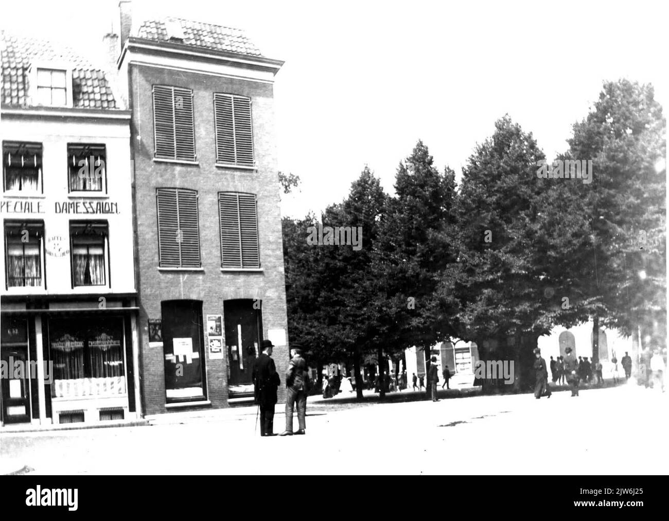 Vue sur une partie du Janskerkhof à Utrecht avec le mur latéral de Boekhandel Bijleveld (Janskerkhof 7) sur la gauche. Banque D'Images