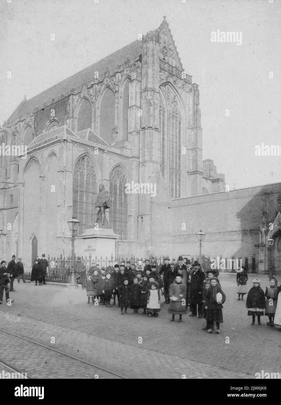 Vue du Munsterkerkhof à Utrecht avec le Domkerk; à gauche du milieu au premier plan la statue de Jan van Nassau.n.b.: En 1912, le nom de rue Munsterkerkhof est changé pour Domplein. Banque D'Images