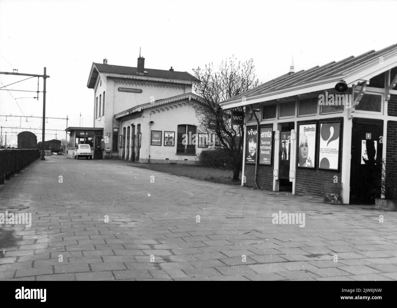 Vue du côté et de l'arrière de la gare N.S. Barendrecht à Barendrecht