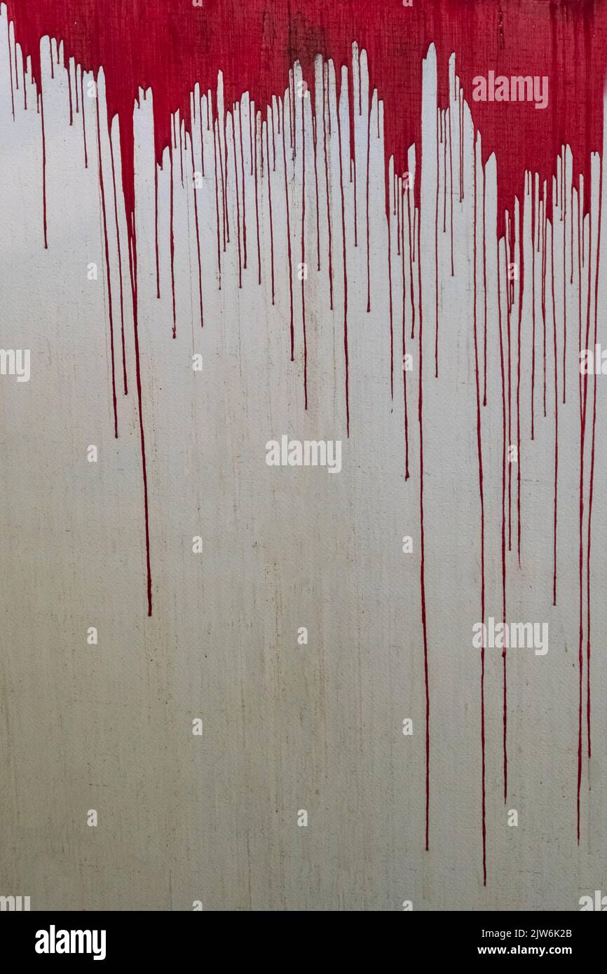 Mur en béton avec taches rouges sanglantes. Banque D'Images