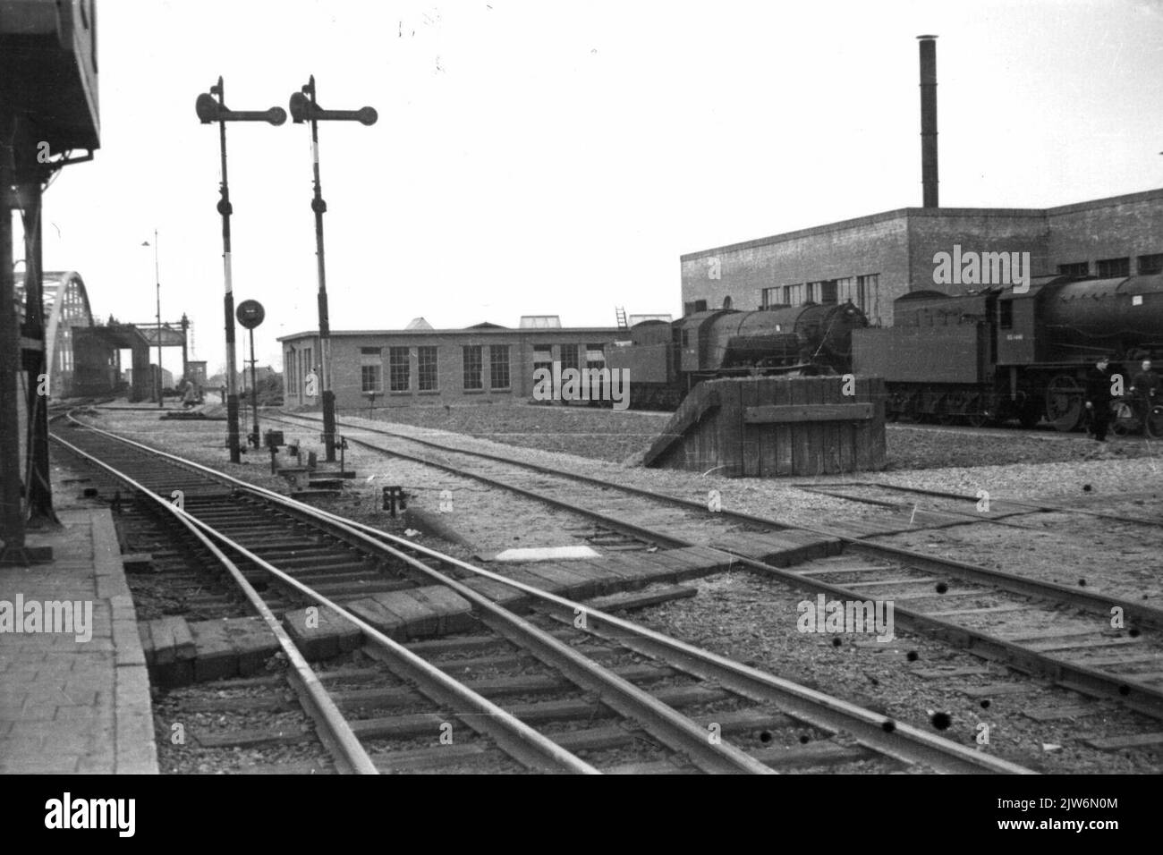 Image d'un vitrail dans le Saint-Janskerk à Gouda, représentant le culte des bergers, avec les portraits de 13 canons du chapitre d'Oudmunster, à l'arrière, s'agenouiller pour l'image de Saint-Salvator. Banque D'Images