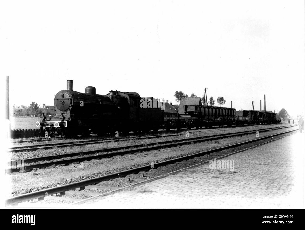 Image d'une locomotive à vapeur de la série 3700/3800 de la N.S. Chargé de quelques voitures avec de nouvelles poutres pour un pont de chemin de fer près de Roermond. Banque D'Images