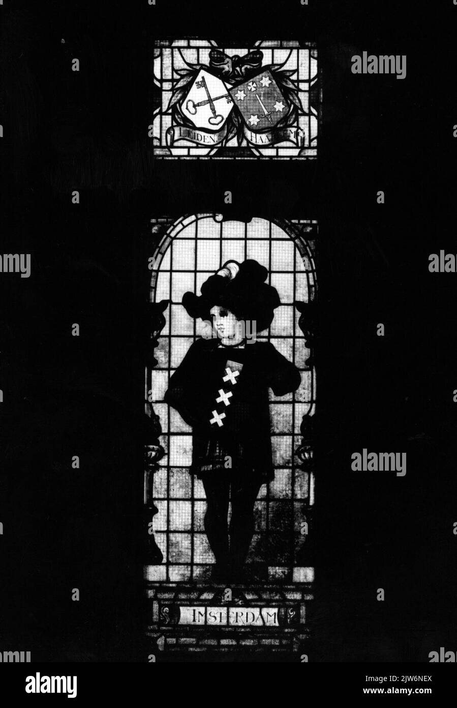 Image d'un vitrail sur le côté droit de la rue de l'escalier du Pavillon Royal de la station N.S. la Haye H.S. à la Haye. Banque D'Images