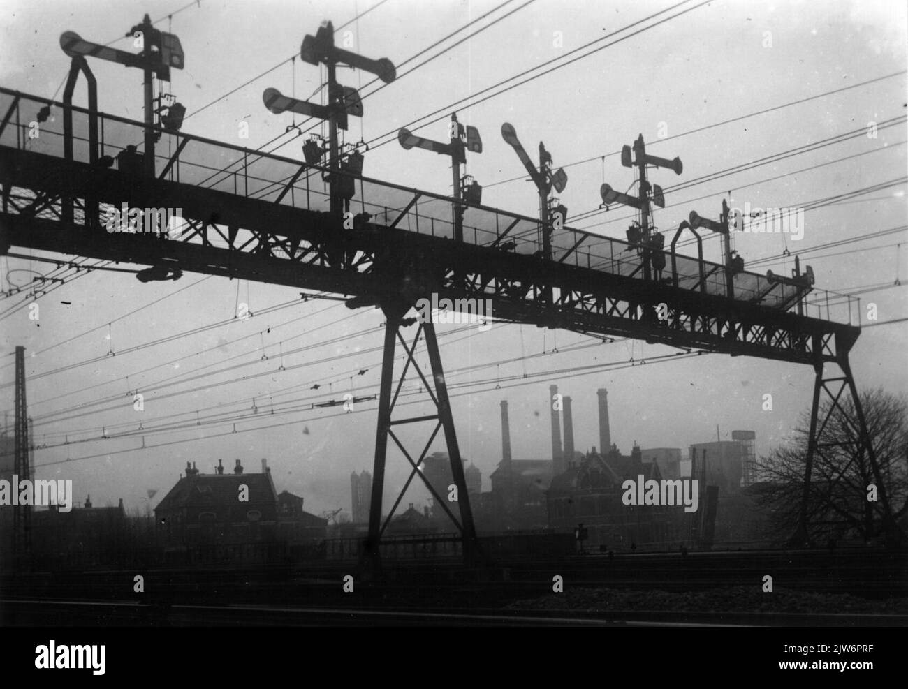 Vue sur le pont de signalisation du côté nord de la gare de N.S. la Haye H.S. à la Haye. Banque D'Images