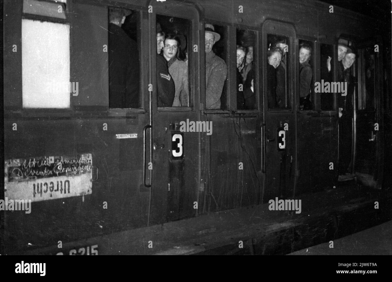Image de voyageurs dans un chariot peu après la guerre. Banque D'Images