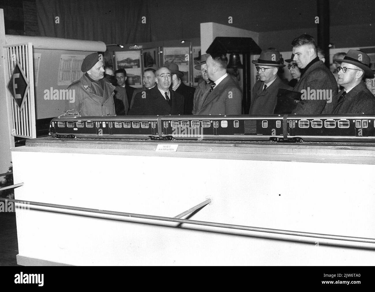Illustration d'un modèle de train électrique n° 412 (art. 1936) de la N.S. Sur un stand de la N.S. Au cours d'une exposition ou d'une foire à Tilburg, avec la deuxième à droite M. Vet, chef du Service des Affaires économiques de la N.S. Banque D'Images