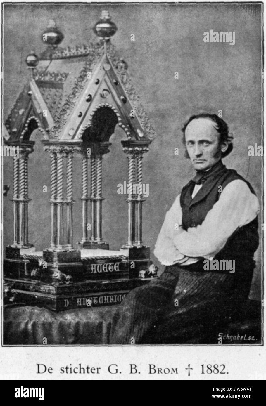 Portrait de Gerard Bartel Bromm, b. 1831, orfèvre et en 1856 fondateur du studio d'art de l'orfèvre, à côté d'une gorge d'exposition dorée en cuivre pour l'église d'Oude Ade, d. 1882. Banque D'Images