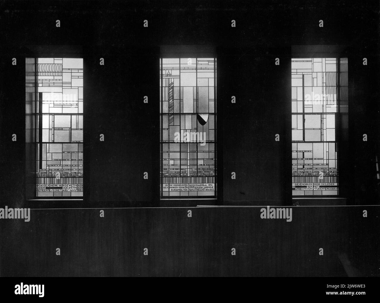 Intérieur de l'hôtel de ville (Stadhuisbrug 1) à Utrecht: Vitraux dans la nouvelle salle du conseil. Banque D'Images