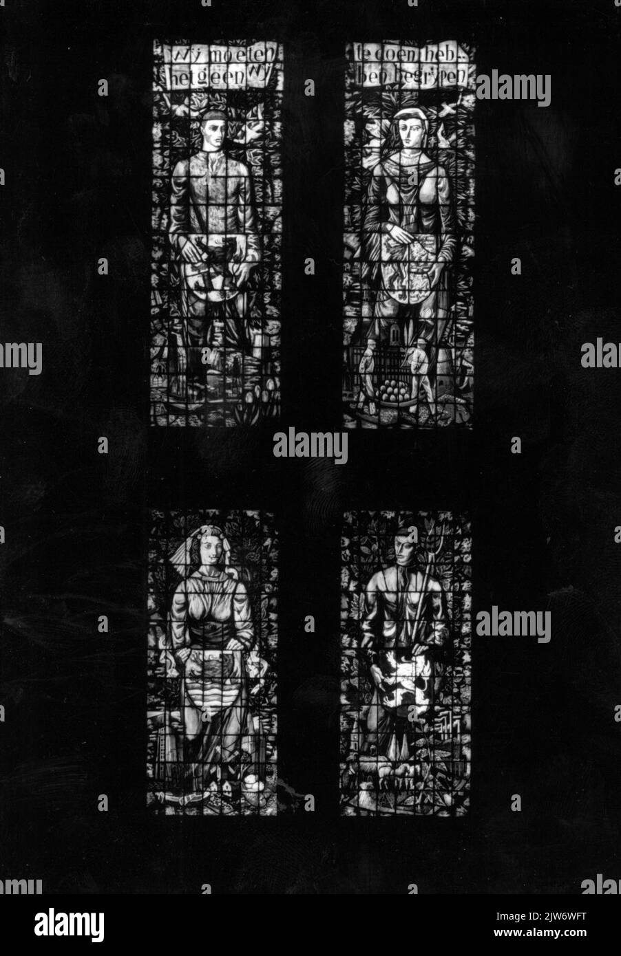 Image de la vitrail avec les armes des provinces de la Hollande du Sud, Noord-Hollande, Zeeland et Noord-Brabant dans le hall de la gare de Maastricht. Banque D'Images