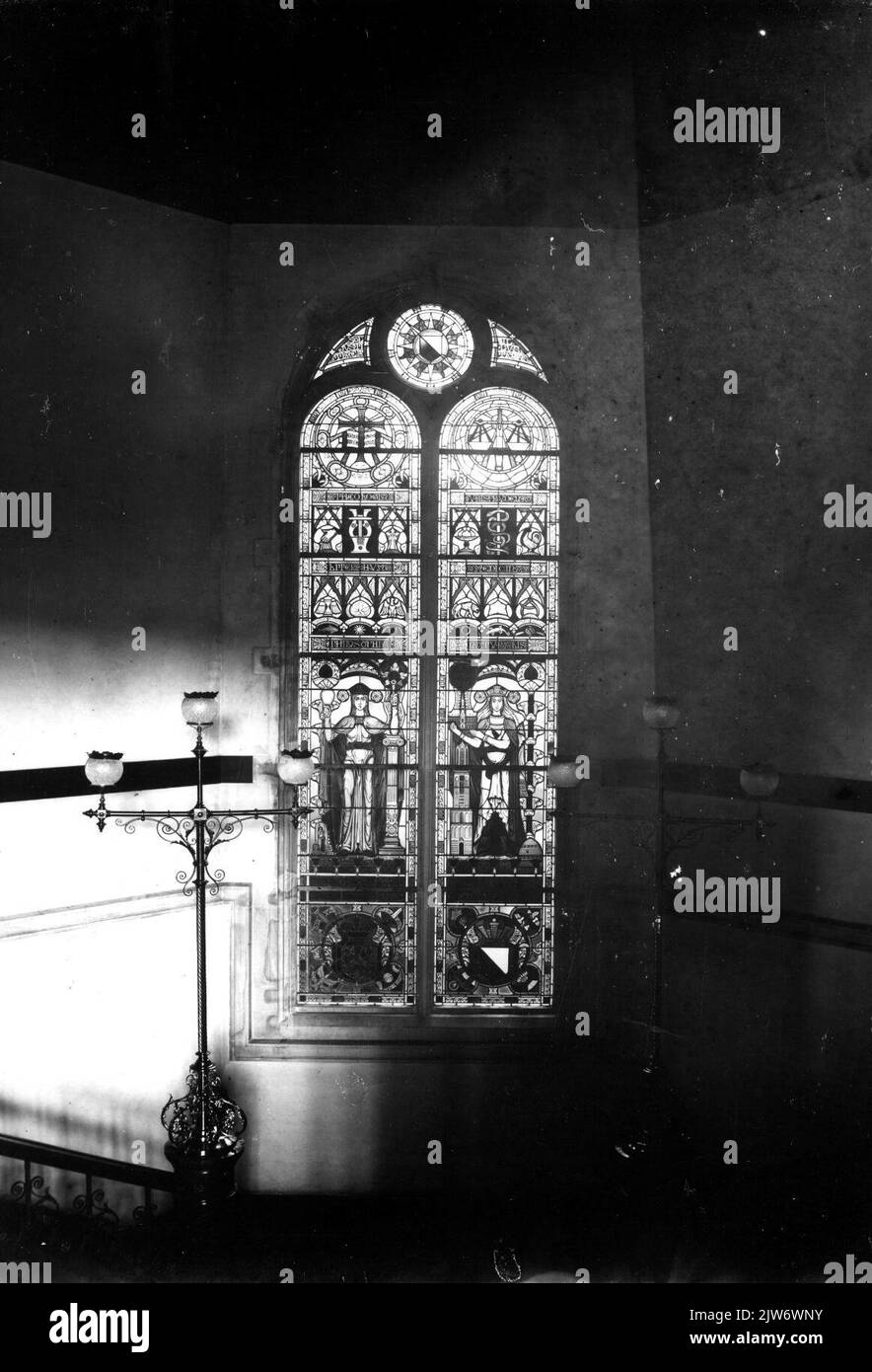 Image de lui, par A.J. Derkinderen fait en 1894, vitrail, avec des figures allégoriques concernant la ville et l'université, dans le hall du bâtiment de l'Académie (Domplein 29) à Utrecht. Banque D'Images