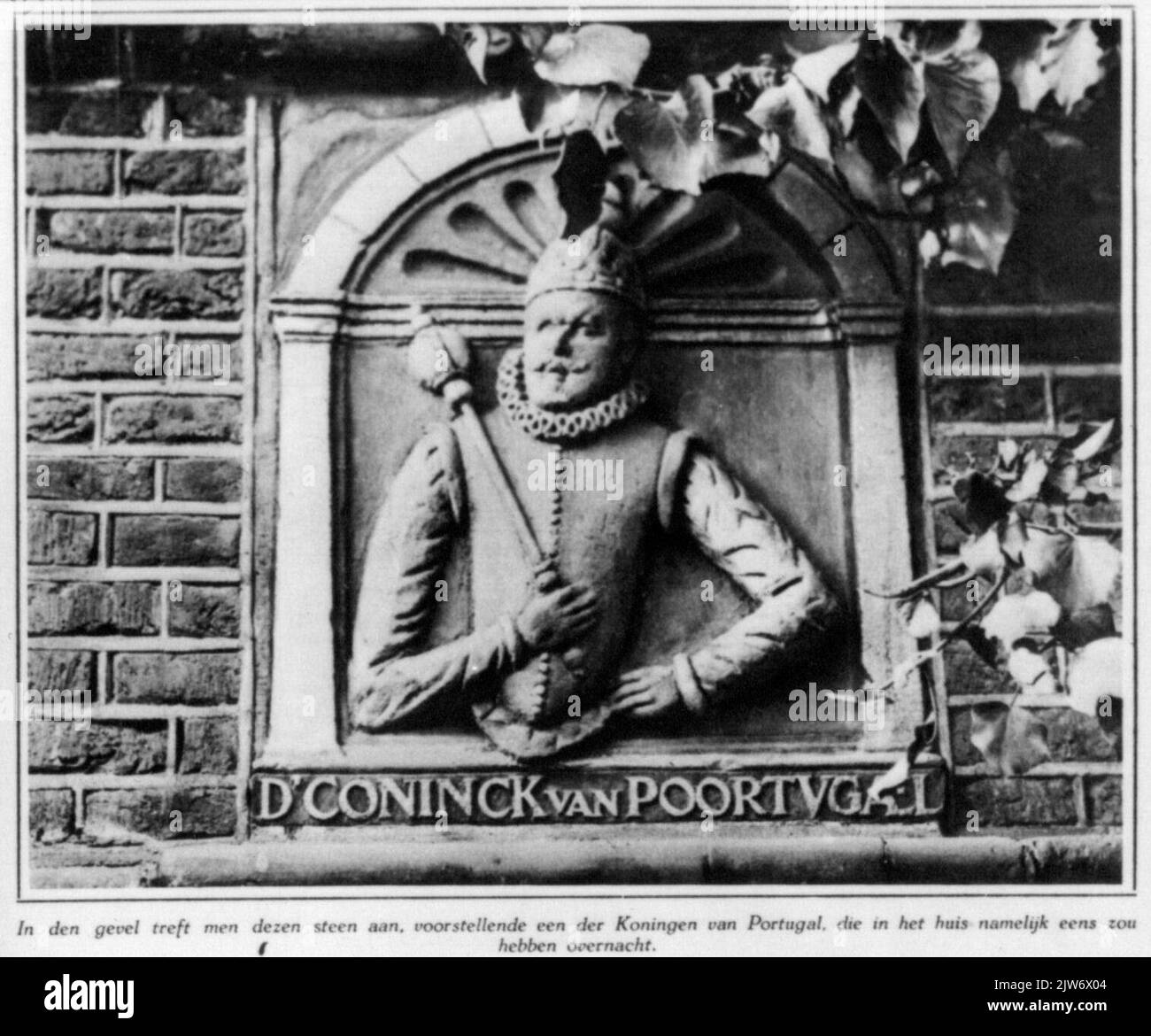 Image de la brique en face dans la maison Voorstraat 14 (roi d'Utrecht) à Utrecht, représentant un roi avec le sceptre. La légende se lit comme suit : 'd'Coninck van Poortvgael'. Banque D'Images