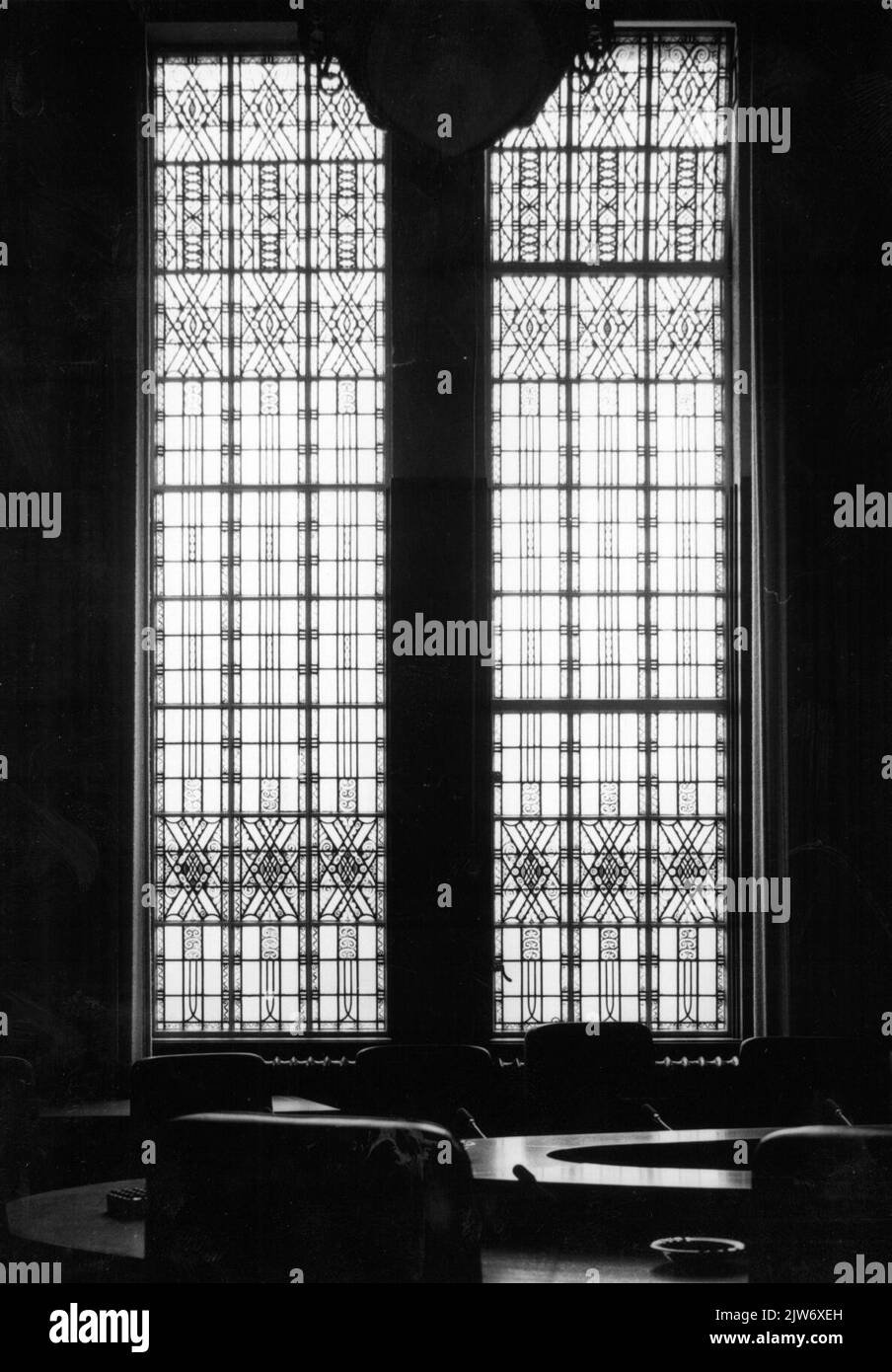 Image d'une fenêtre en vitrail dans le troisième bâtiment administratif de la Nederlandsche Spoorwegen (bâtiment principal III des chemins de fer néerlandais) à Utrecht. Banque D'Images