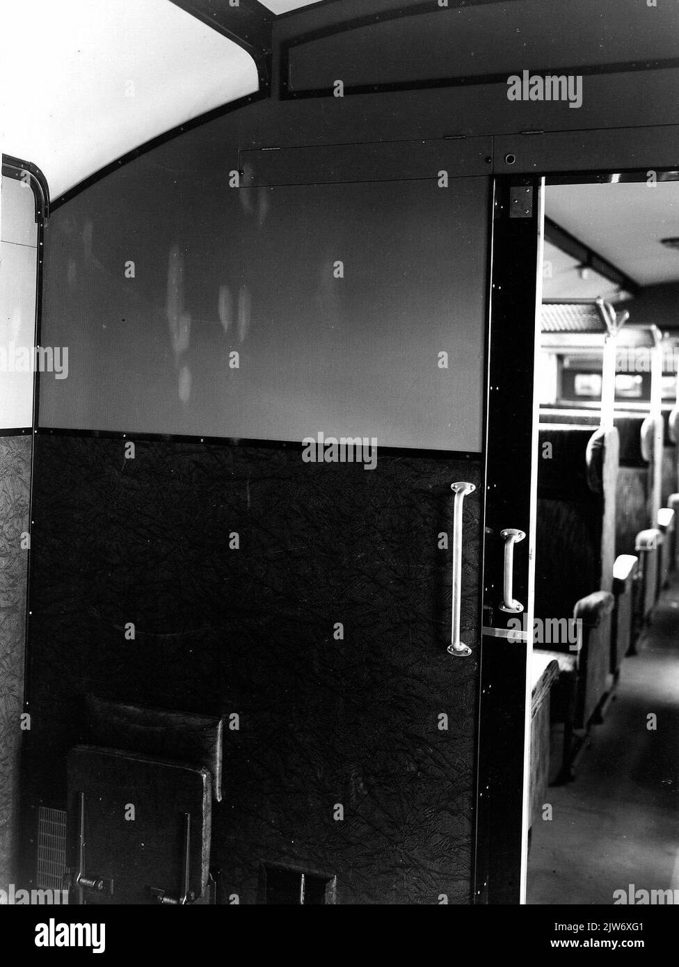 Intérieur d'un train diesel-électrique le 3 (série 11-50) de la N.S.: Mur sur un des balcons, avec porte coulissante et session pliante. Banque D'Images