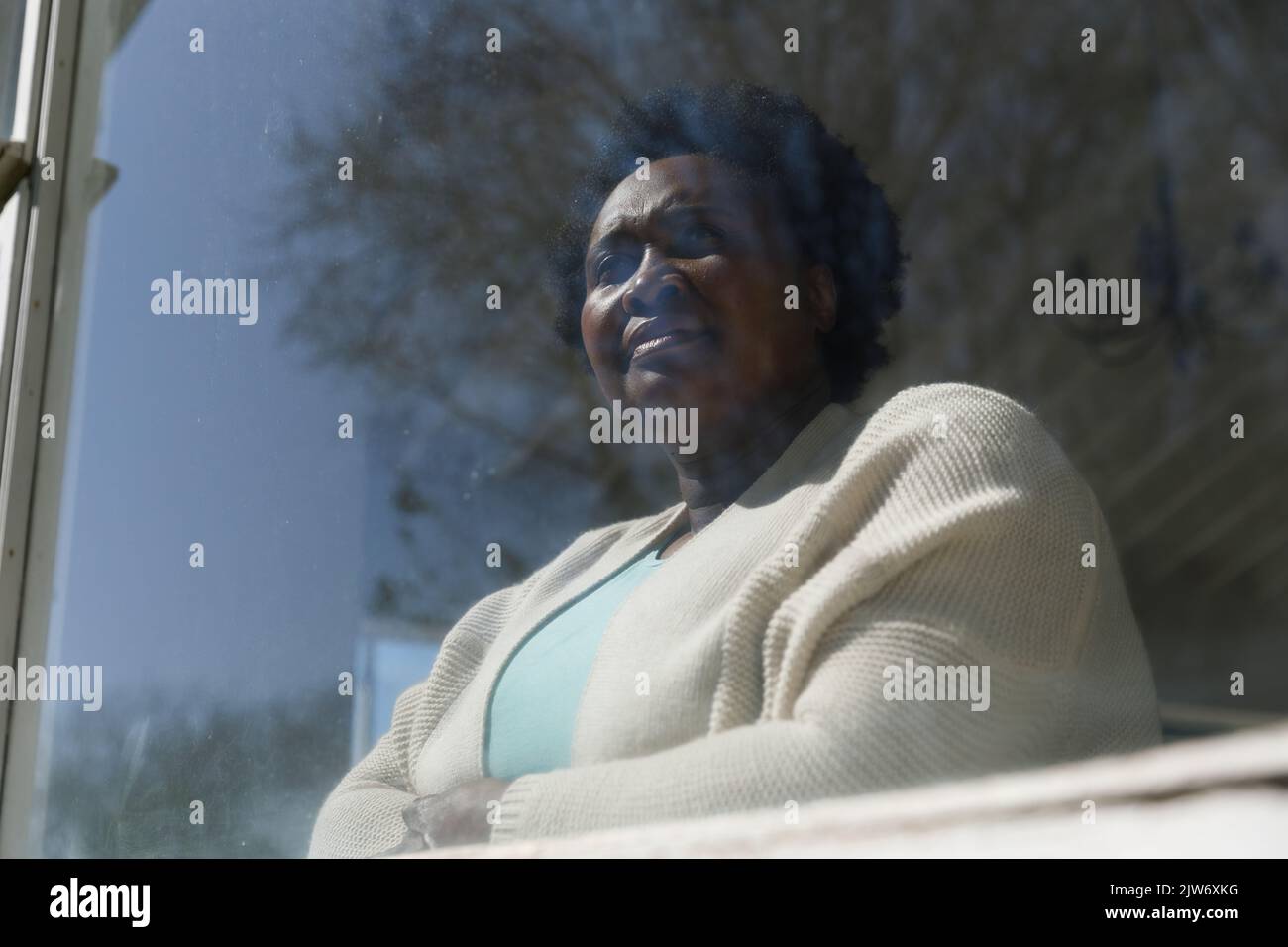 Femme afro-américaine de haut niveau qui passe du temps chez elle Banque D'Images