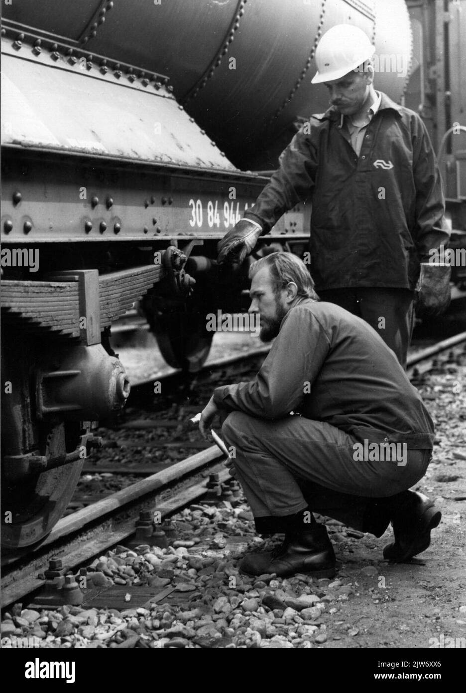 Image de deux shunters de la N.S. Lors du contrôle des freins et des tuyaux d'air. Banque D'Images