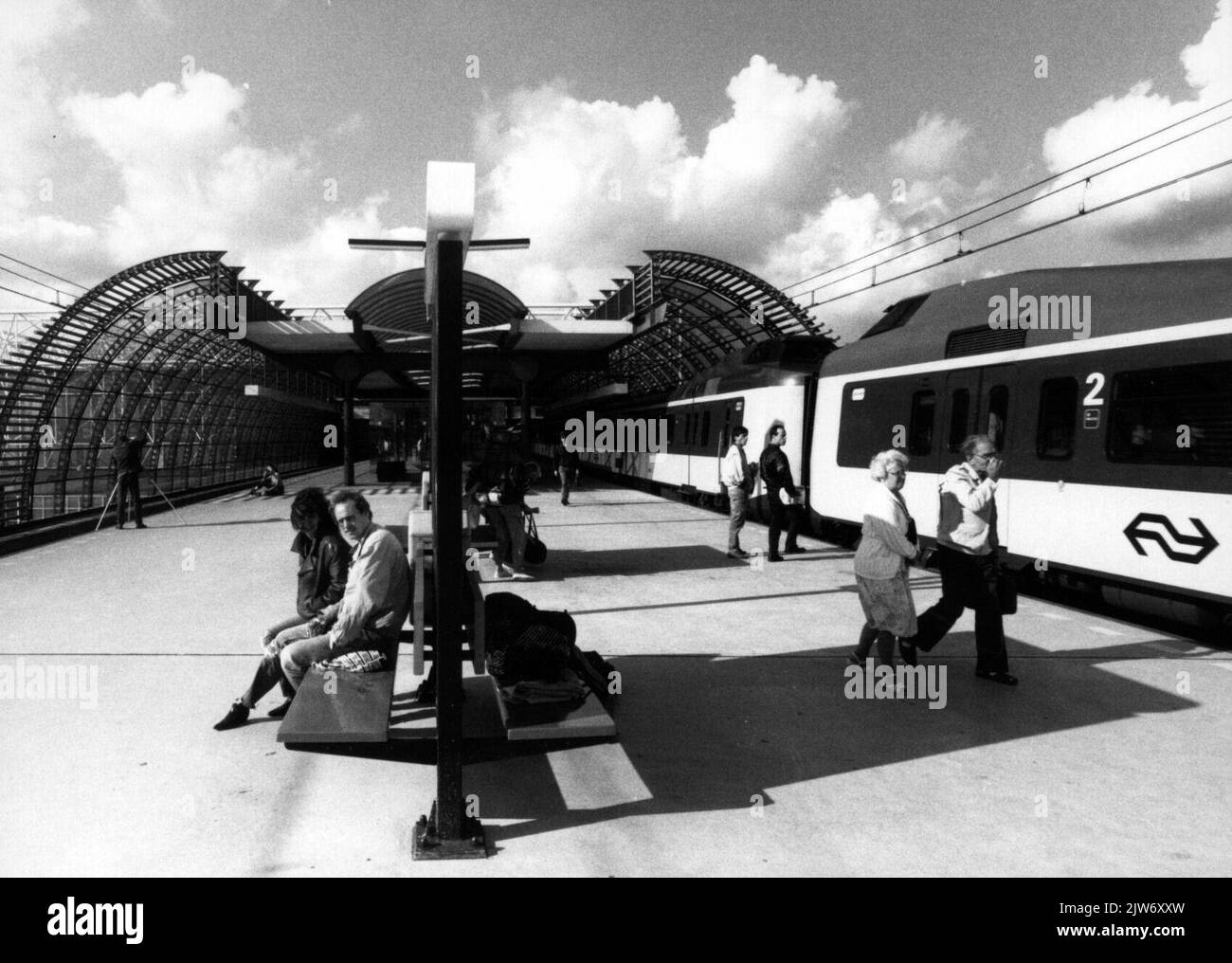 Vue de la plate-forme de la partie haute de la gare de N.S. Amsterdam Sloterdijk à Amsterdam avec sur la droite le long de la plate-forme un train composé de trains électriques Plan Z (en combinaison avec) de la N.S. Banque D'Images