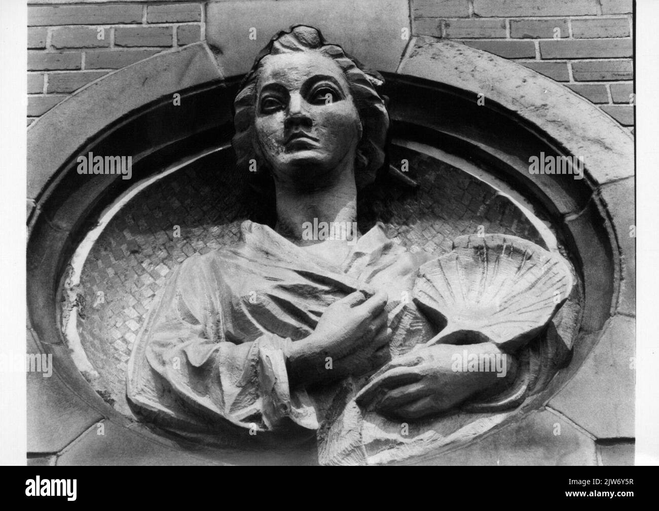 Image d'un relief de pierre représentant l'une des quatre directions du vent sur la façade de la station N.S. Amsterdam et al. À Amsterdam. Banque D'Images